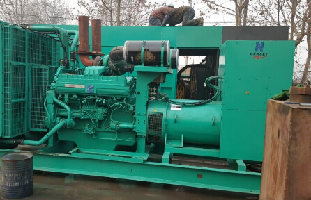 三道镇发电机组如何判断水冷式机油散热器内部是否需要清洗？